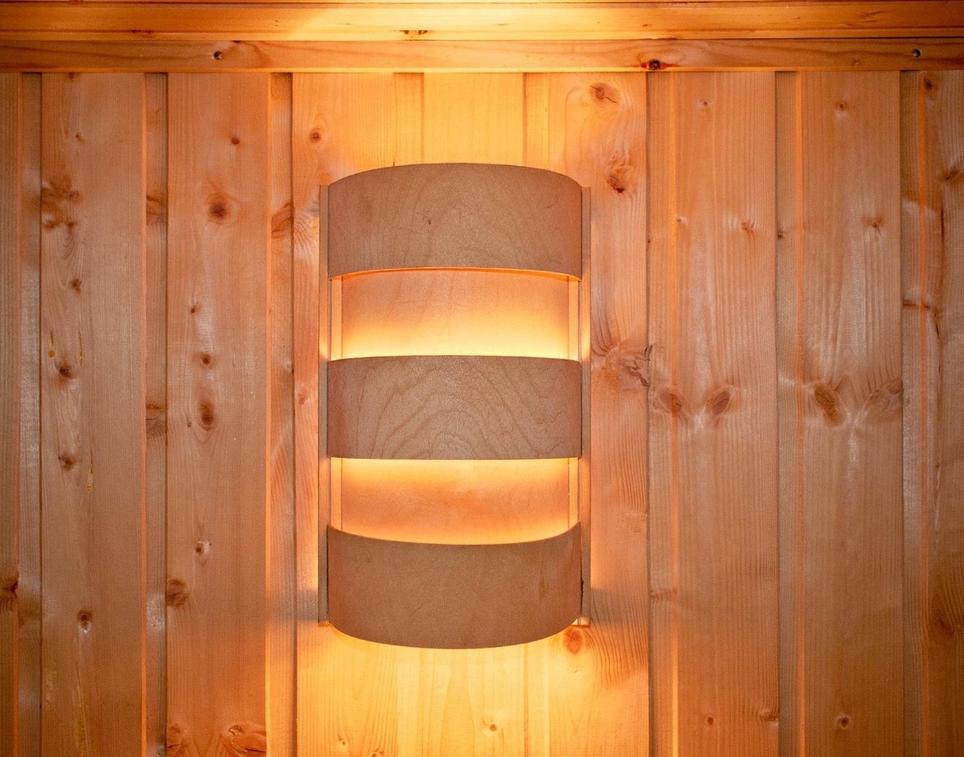 Lumière douce sur un mur en bois de sauna