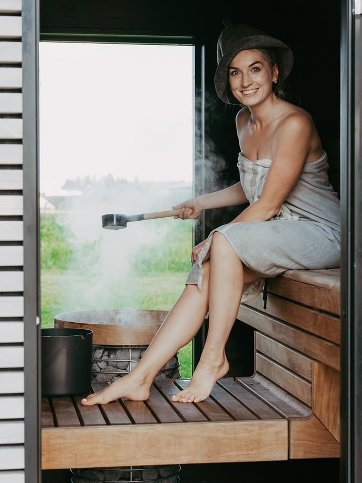 Poêle et pierres chaudes d'un sauna